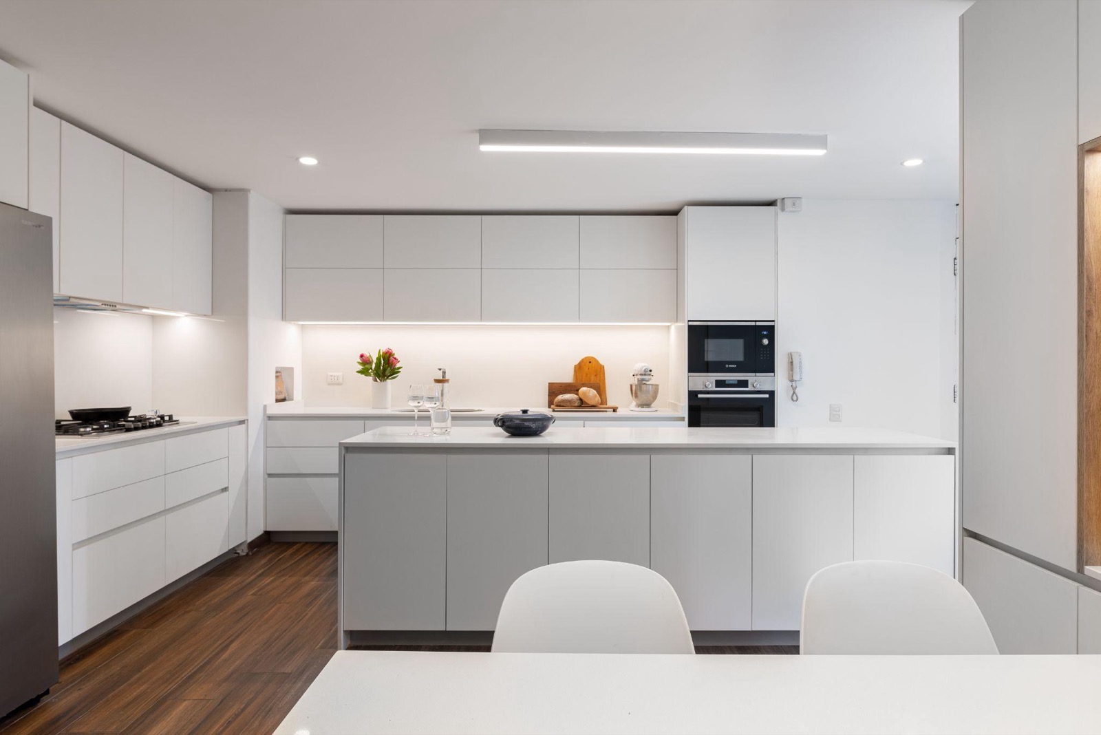 Cocina completa terminada con isla central, montada en el laboratorio de muebles UVZ